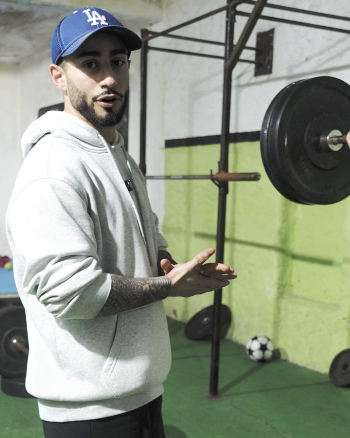 João explicando el plan de fuerza en el gimnasio